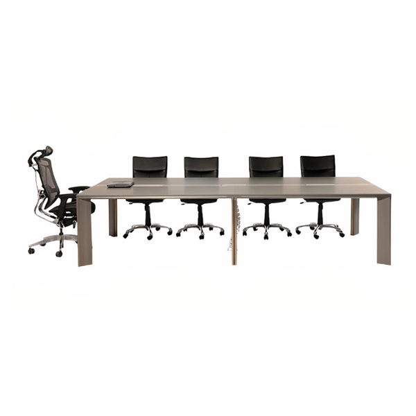 میز کنفرانس جلیس مدل لاوان به رنگ خاکستری است و دور تا دور آن چهار عدد صندلی و یک عدد صندلی مدیریتی چیده شده است.