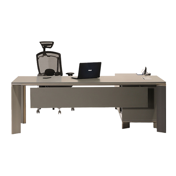 میز مدیریت جلیس مدل لاوان بتا به رنگ خاکستری است و یک لپتاپ روی آن قرار گرفته است. یک صندلی مدیریتی با پشتی توری مش نیز در پشت این میز موجود است.