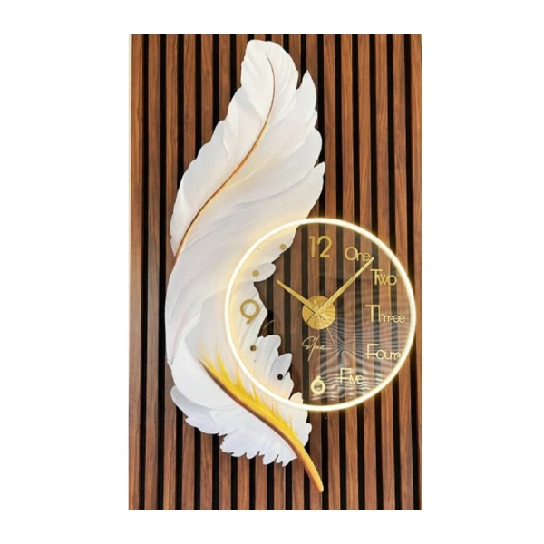 ساعت دیواری مدل پر با رنگ طلایی و جنس بدنه کریستال به صورت افقی