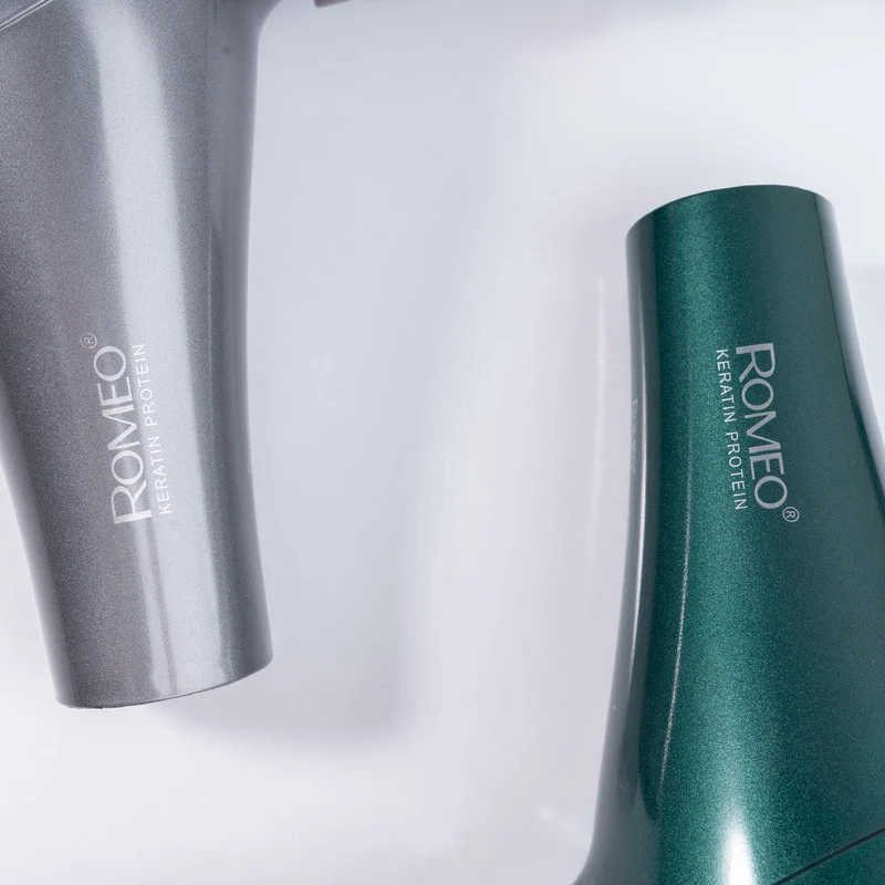 سشوار حرفهای رومئو مدل RM-5858، موتور AC با توان مصرفی 2200 وات، دارای قابلیت باد سرد، طراحی ارگونومیک، دارای حلقه آویختن، با حالت صافکننده و حجمدهنده، وزن 450 گرم، تنظیم حرارت 3 حالته و کنترل سرعت 2 حالته، به همراه متمرکزکننده باریک - Image 13