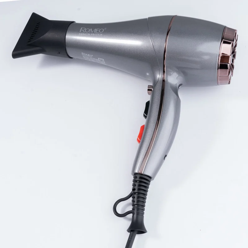 سشوار حرفهای رومئو مدل RM-5858، موتور AC با توان مصرفی 2200 وات، دارای قابلیت باد سرد، طراحی ارگونومیک، دارای حلقه آویختن، با حالت صافکننده و حجمدهنده، وزن 450 گرم، تنظیم حرارت 3 حالته و کنترل سرعت 2 حالته، به همراه متمرکزکننده باریک - Image 17